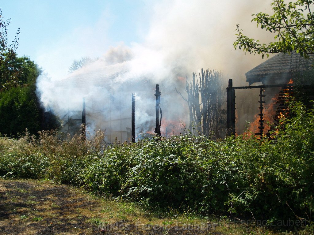 Gartenlaube in Vollbrand Koeln Poll Im Gremberger Waeldchen P003.JPG